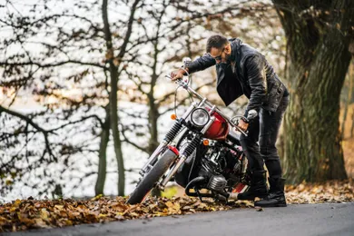 Nos conseils pour rouler à moto en automne en toute sécurité