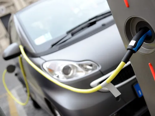 Voiture électrique : votre prime d’assurance auto va grimper en 2024 !