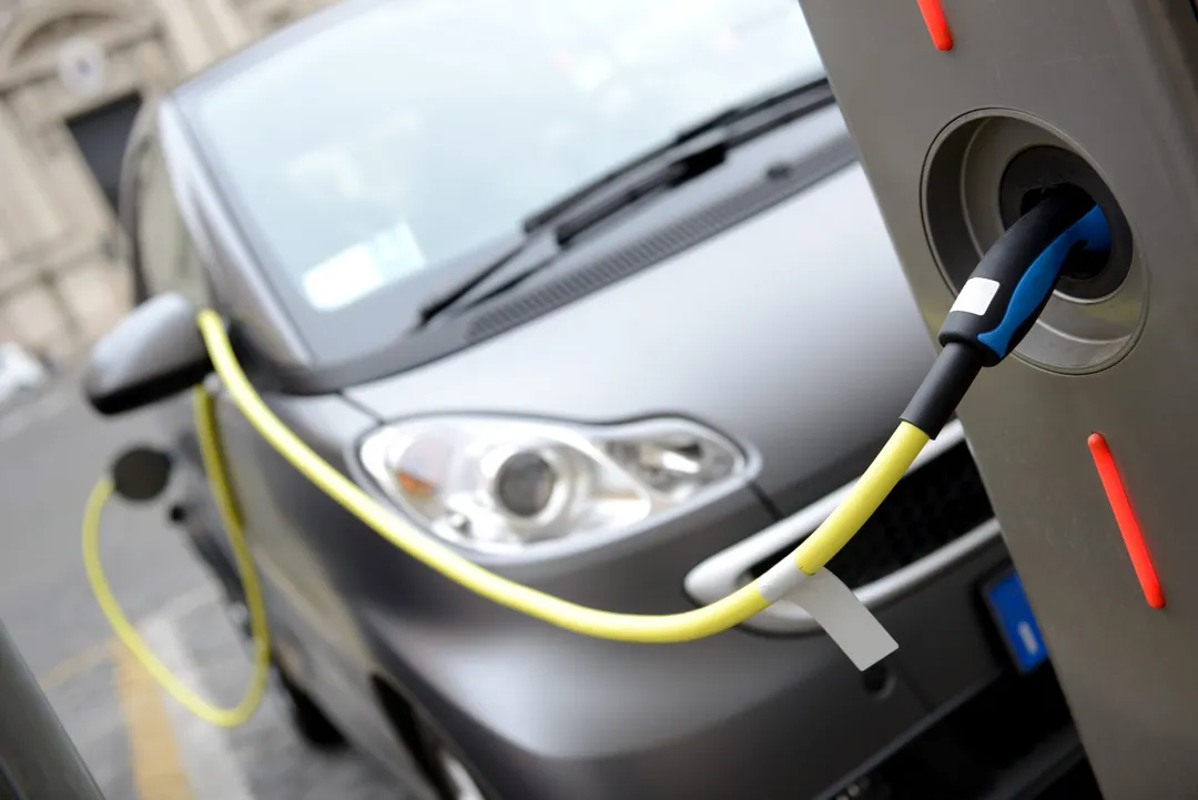Voiture électrique : votre prime d’assurance auto va grimper en 2024 !