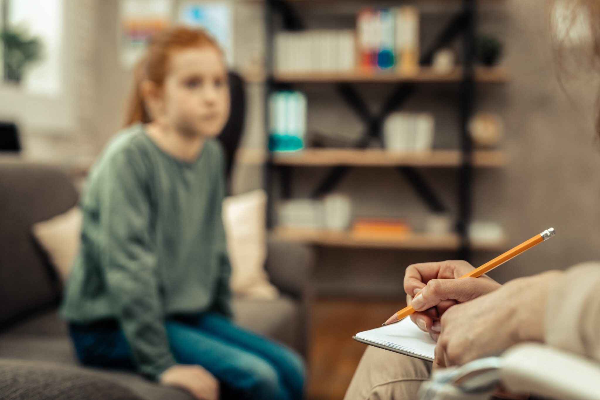 une jeune fille et un pédopsychiatre