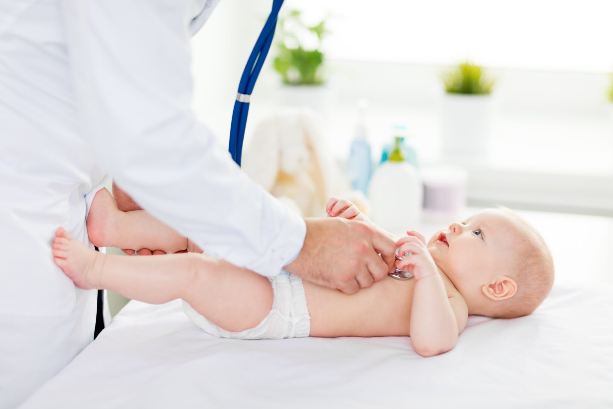 Bébé qui se fait ausculter par un médecin