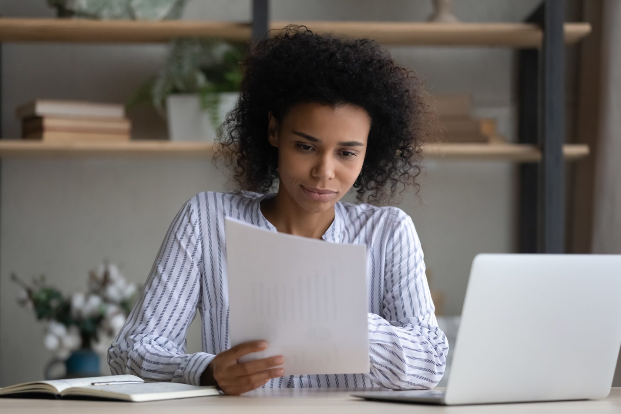 Femme qui lit un document