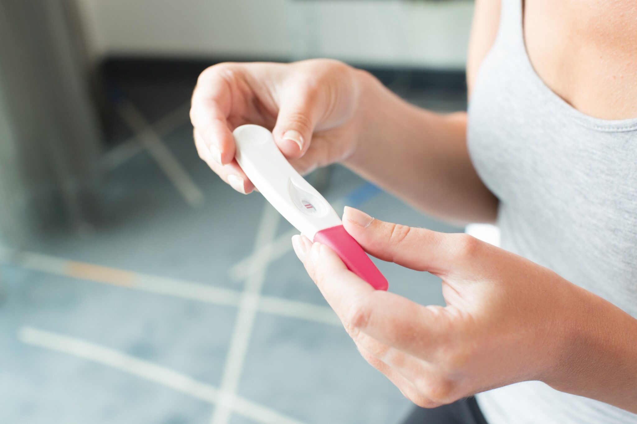 Femme qui regarde un test de grossesse