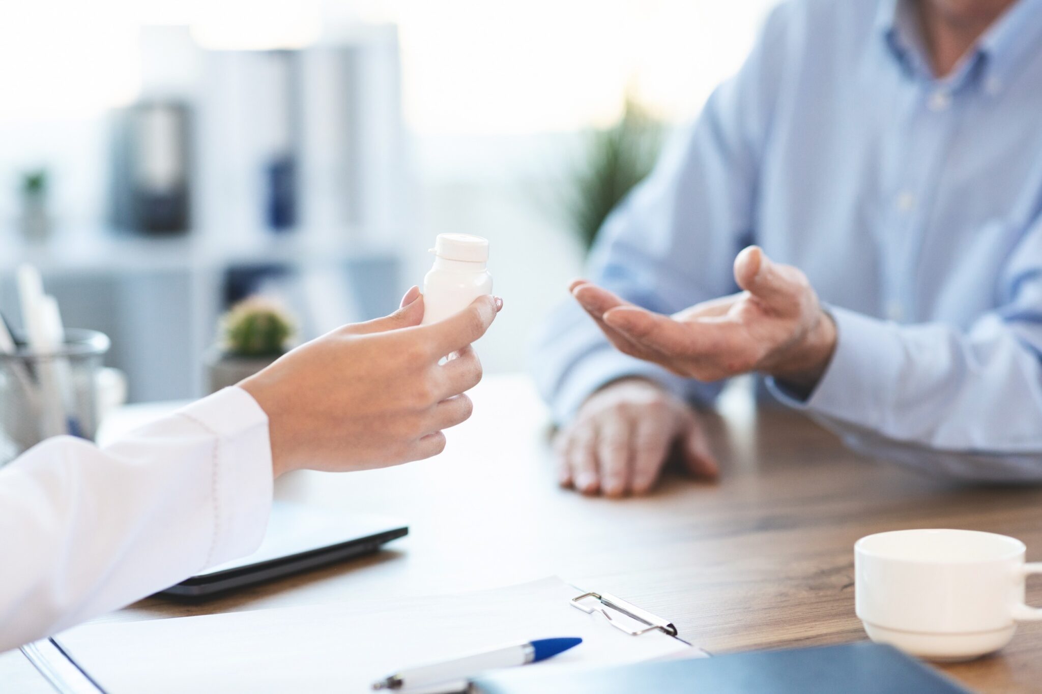 un médecin donne une boite de médicament à un patient