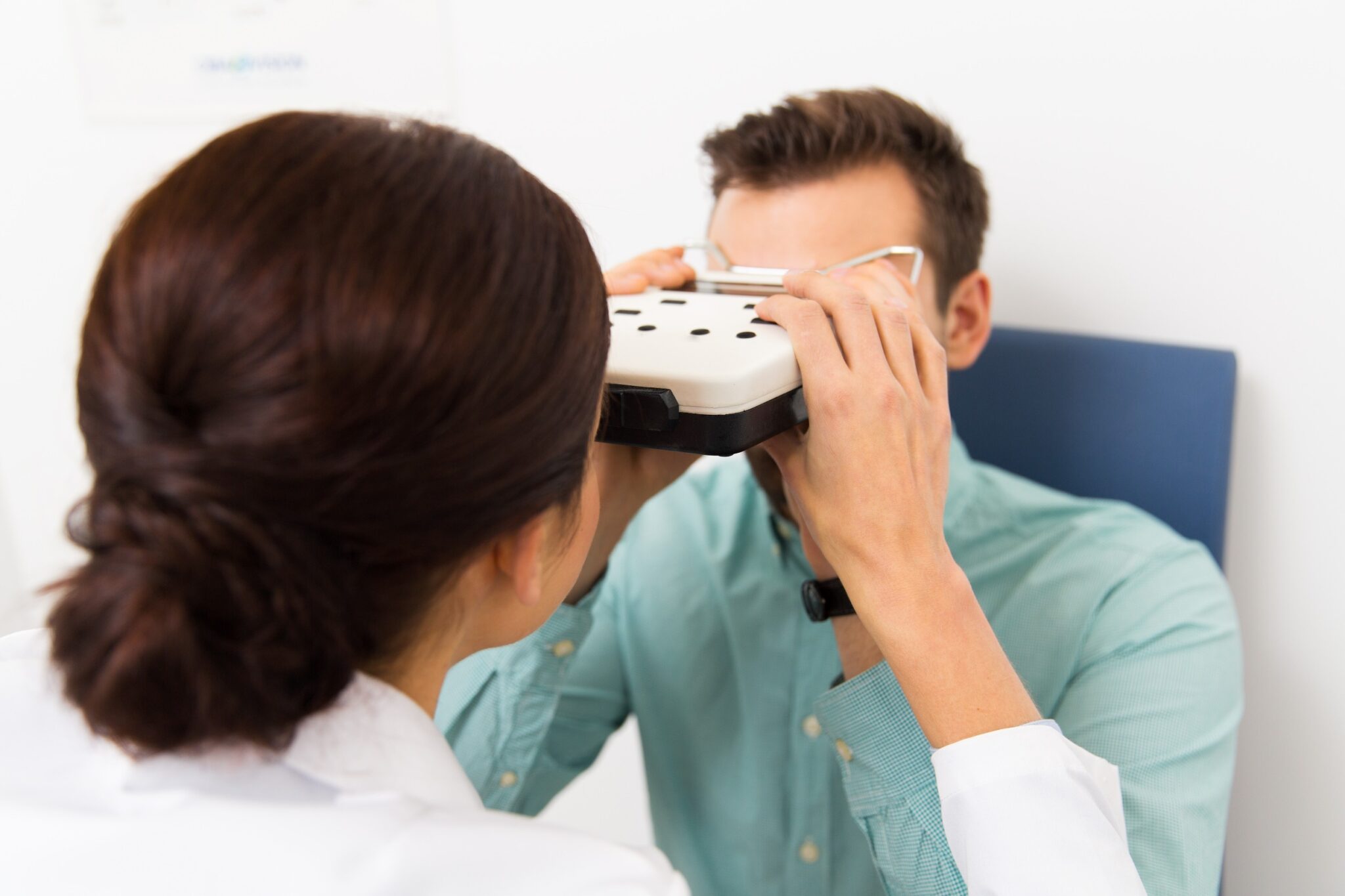 une ophtalmologiste vérifie la vue de son patient