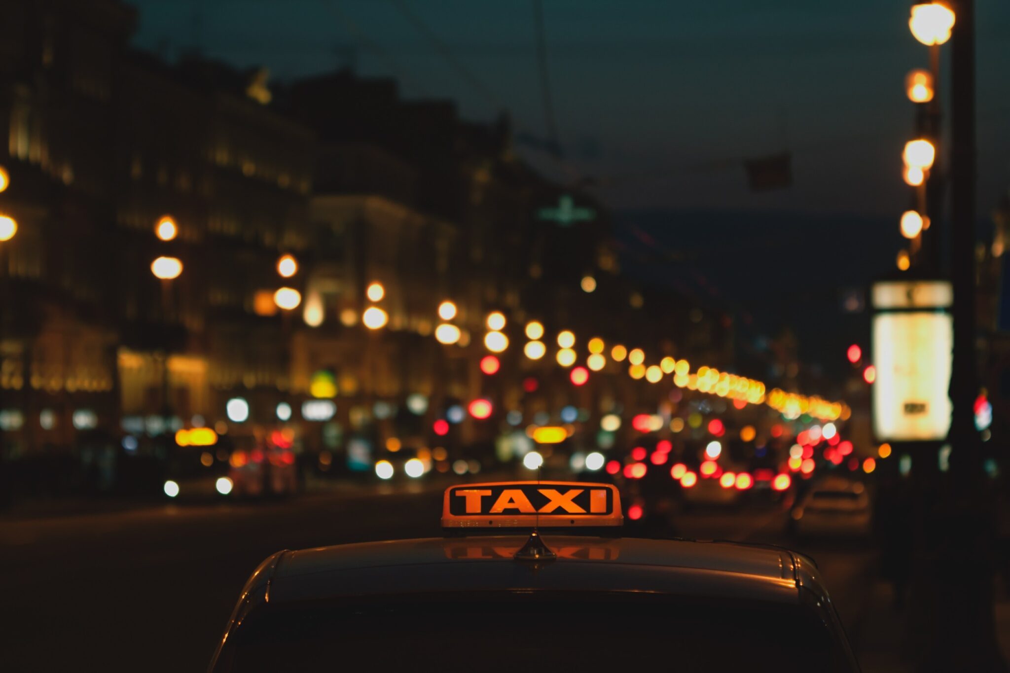 voiture de taxi dans une ville nocturne 