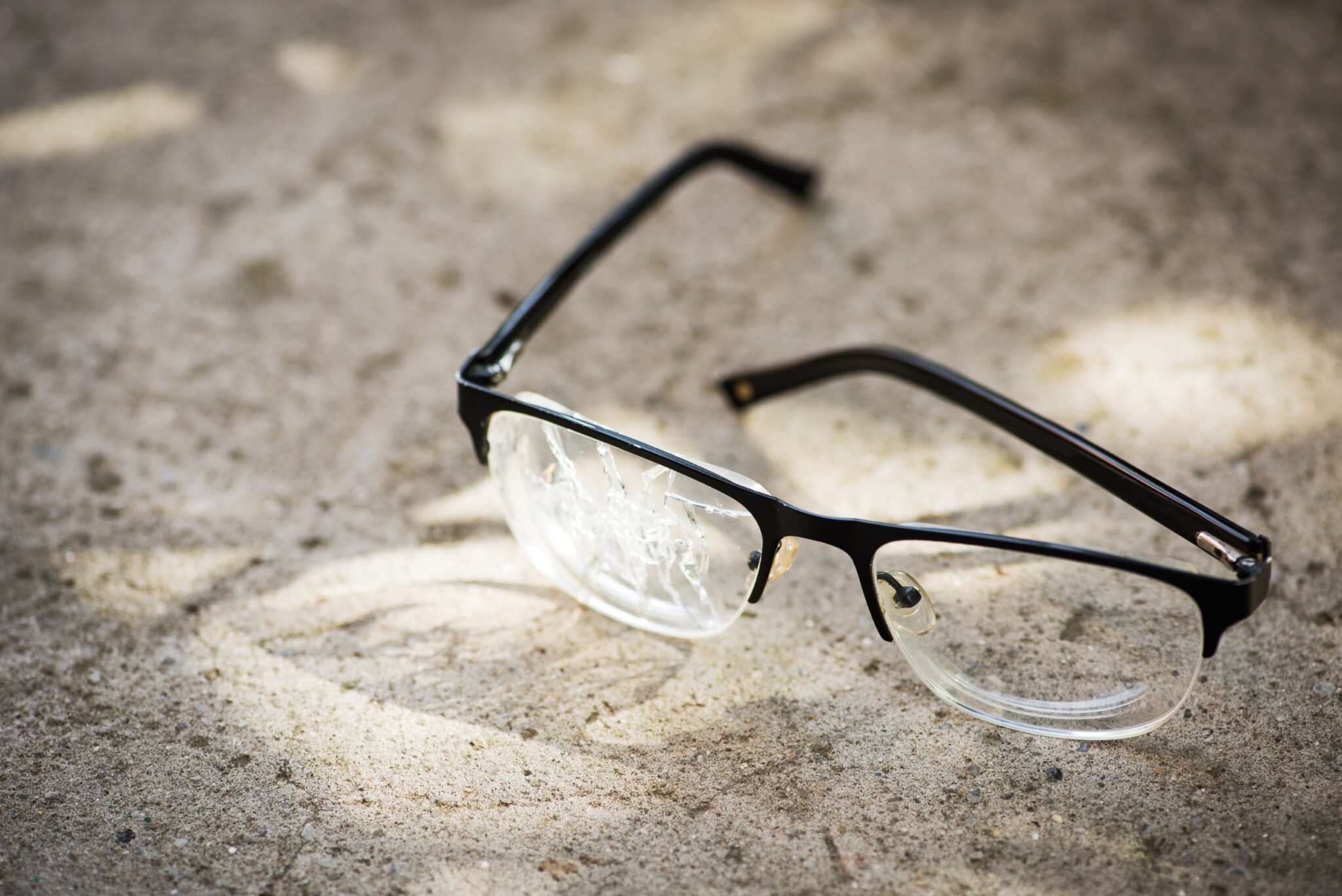 une paire de lunettes est tombée au sol et est cassée