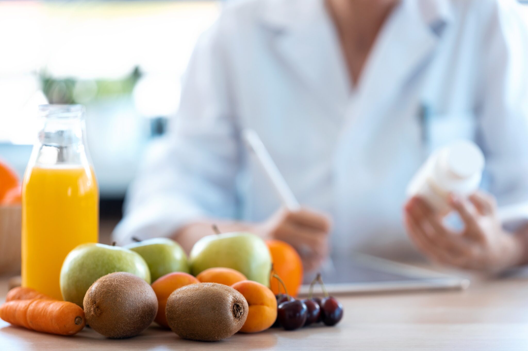 Des fruits avec un médecin qui écrit en arrière plan