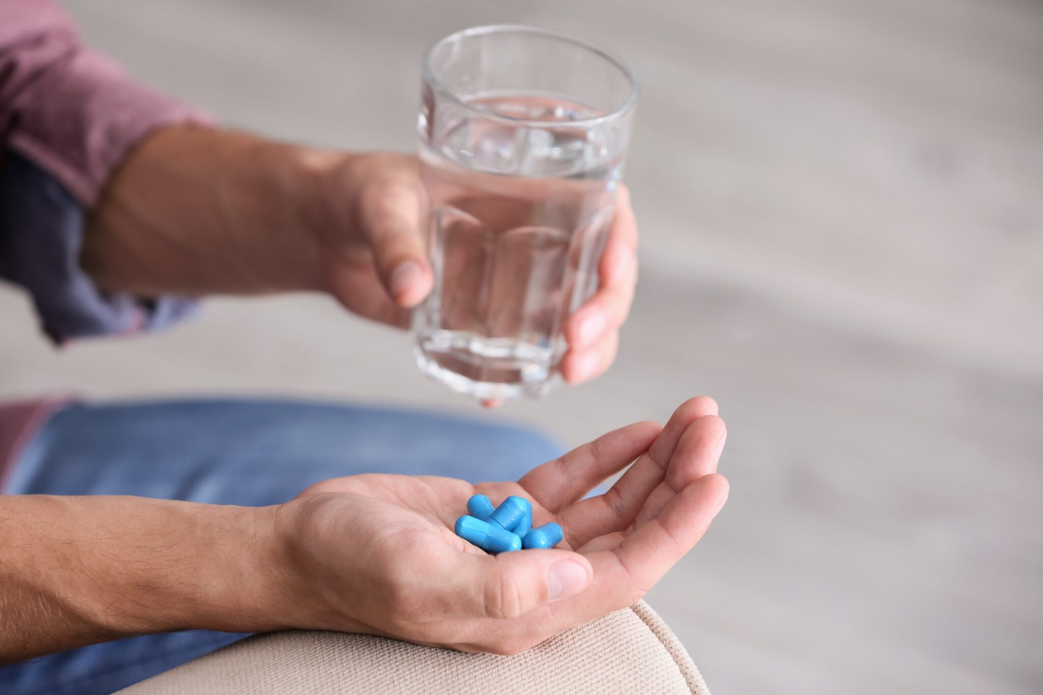 deux mains prennent un médicament