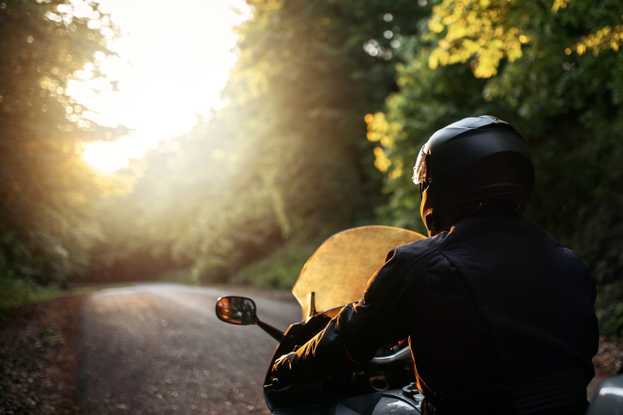 plan de derrière d'un motard sur son véhicule