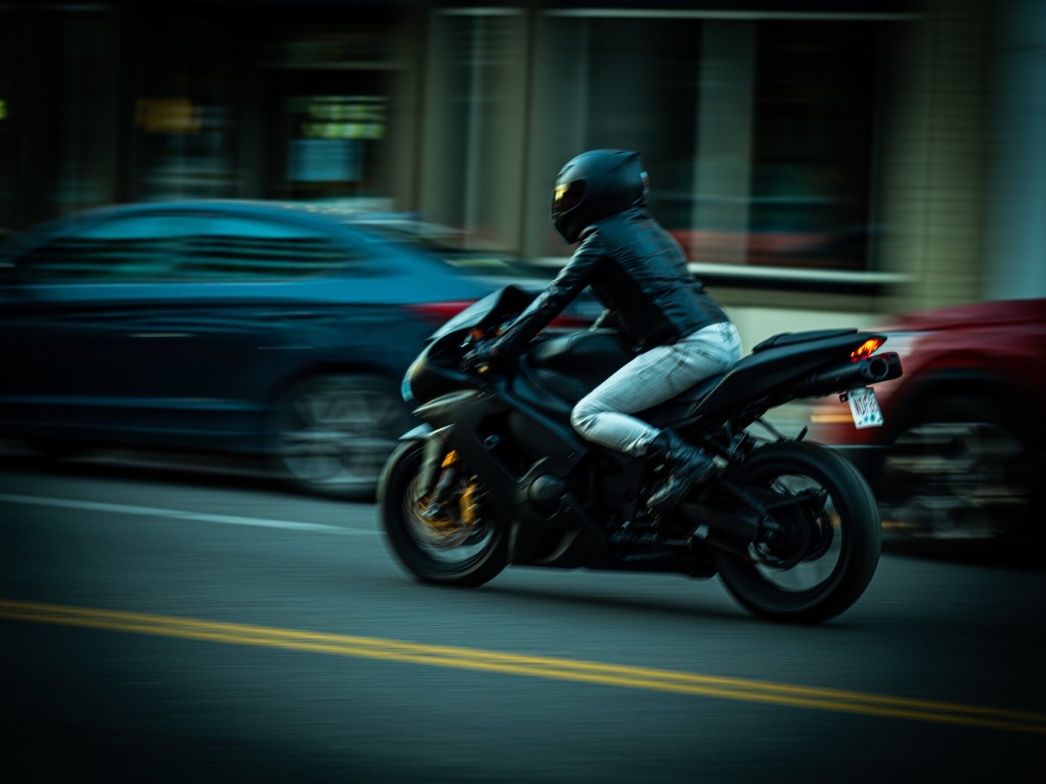 Un moto roule dans une ville
