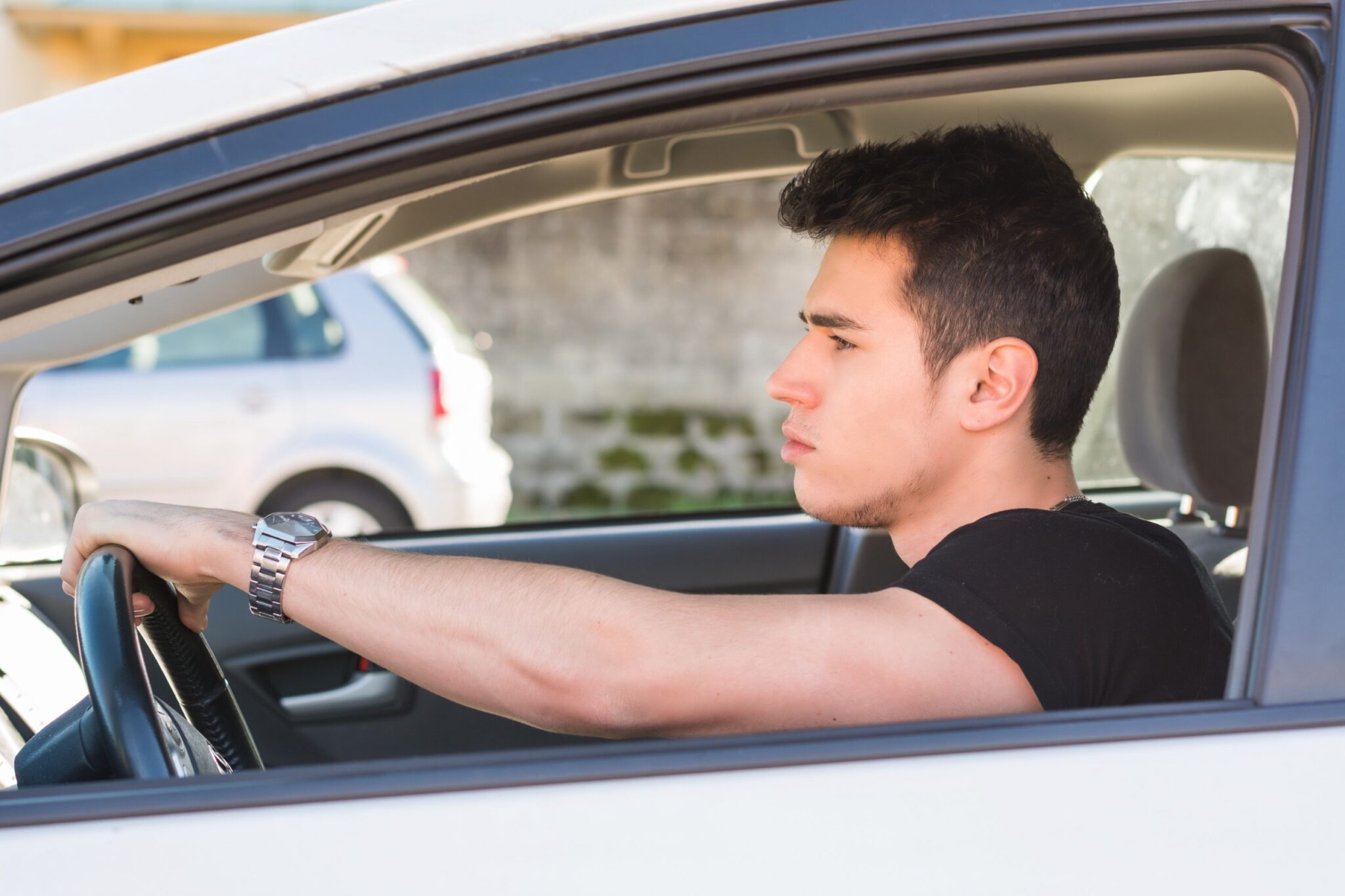 un jeune conducteur au volant