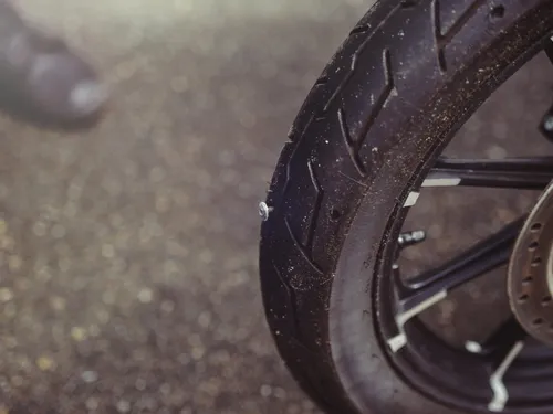Comment l’assurance moto peut-elle rembourser les pneus crevés ?