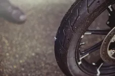 Comment l’assurance moto peut-elle rembourser les pneus crevés ?