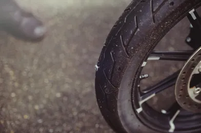 Comment l’assurance moto peut-elle rembourser les pneus crevés ?