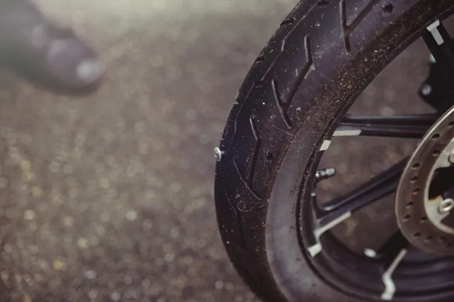 Comment l’assurance moto peut-elle rembourser les pneus crevés ?