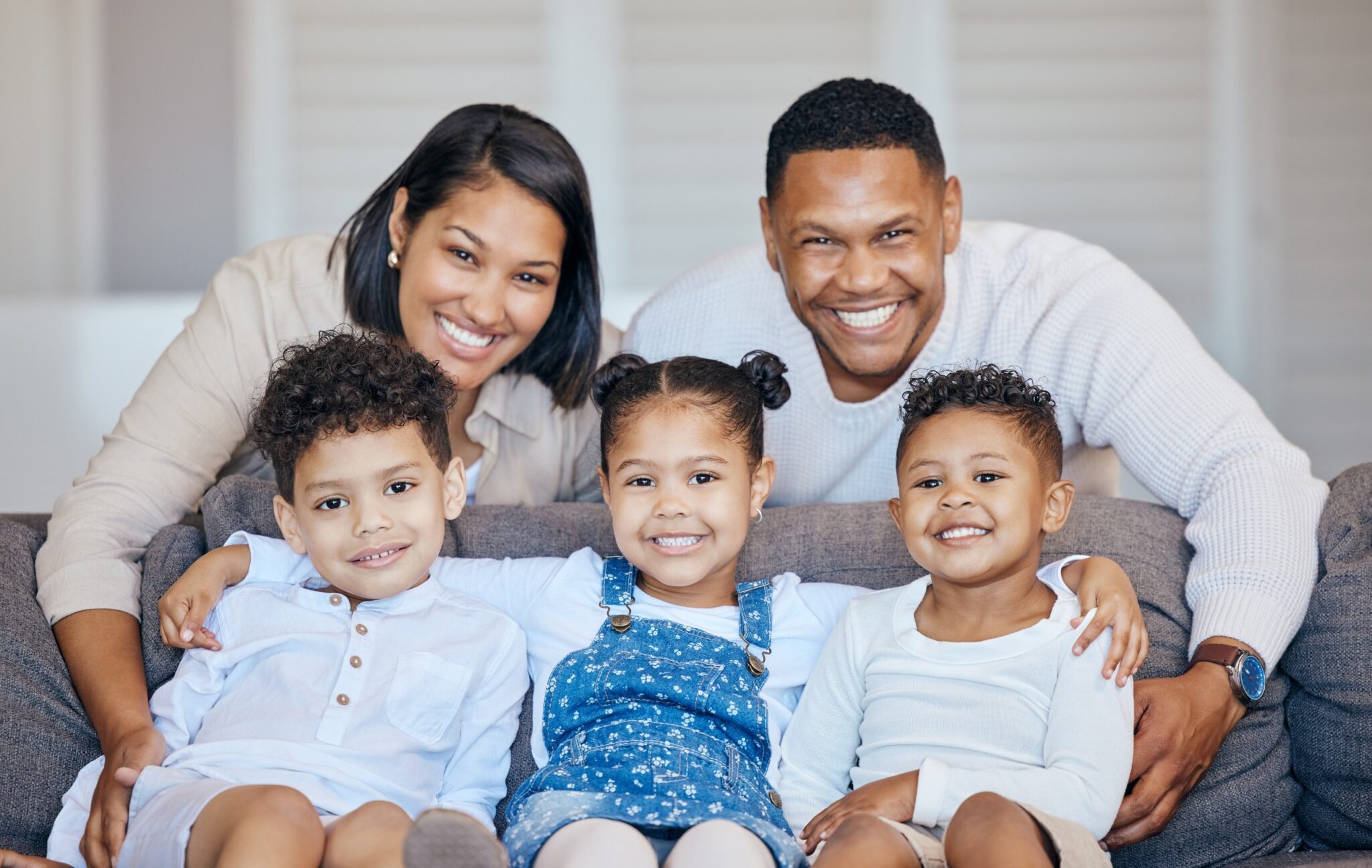 Une famille avec deux adultes et trois enfants