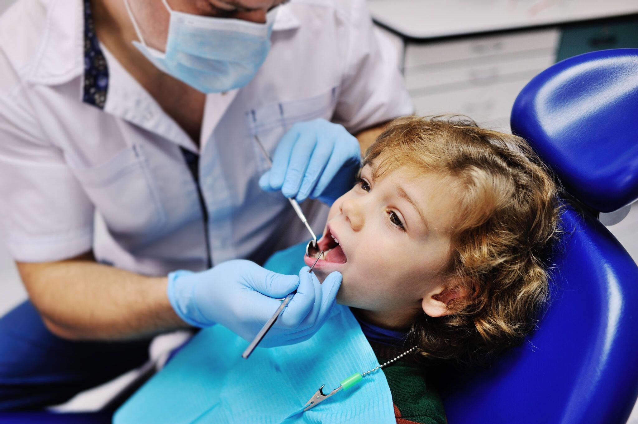 Un enfant chez le dentiste