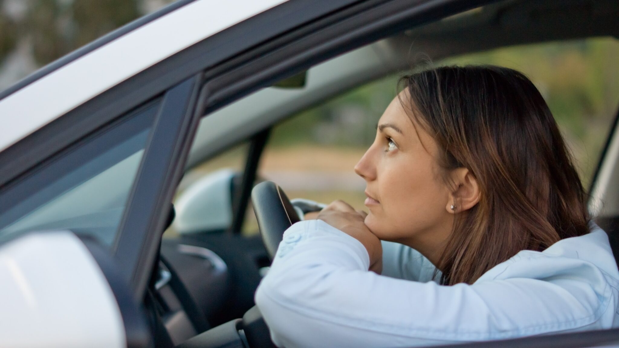 une conductrice fatiguée en voiture