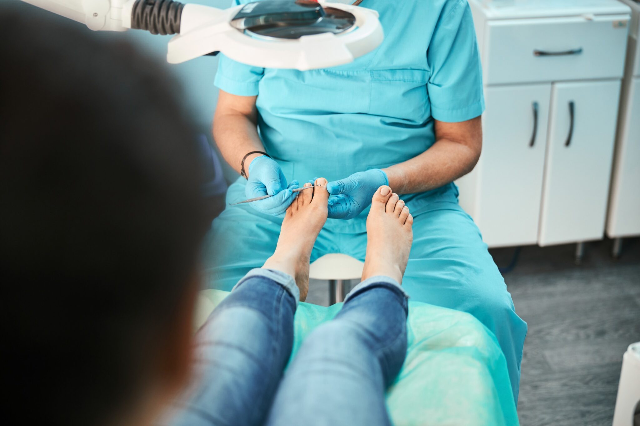 un podologue ausculte les pieds d'une patiente