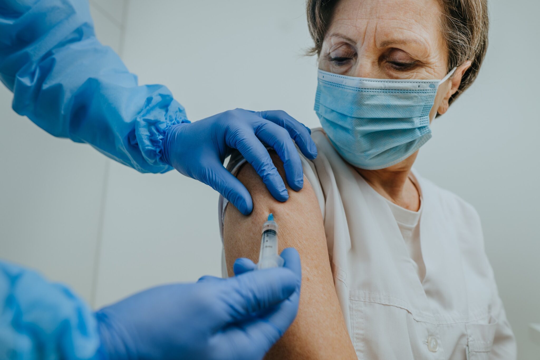 une femme d'un cinquante d'année se fait vacciner contre la grippe