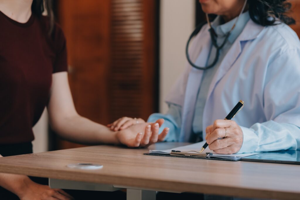 une médecin discute avec sa patiente
