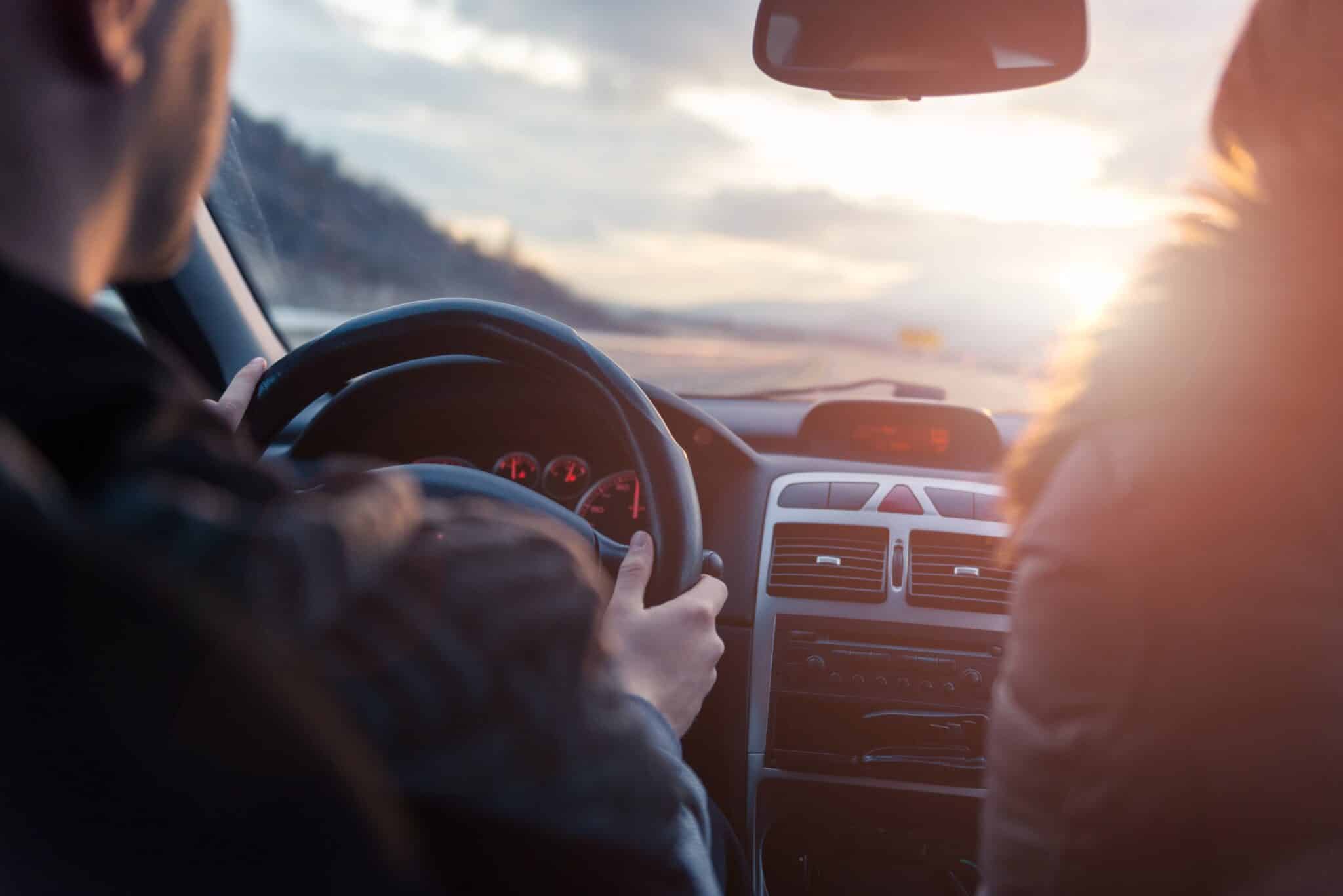 un homme conduit une voiture 