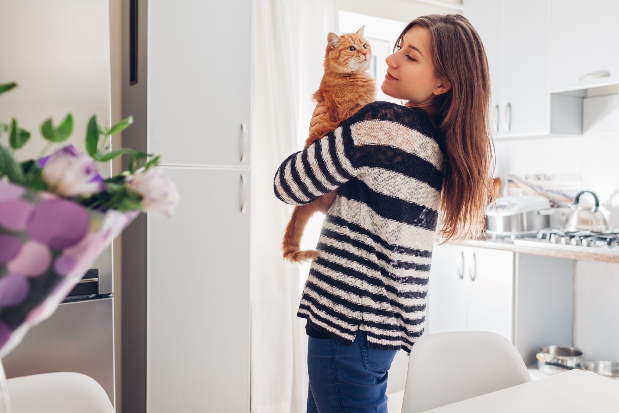 Femme qui porte un chat dans ses bras