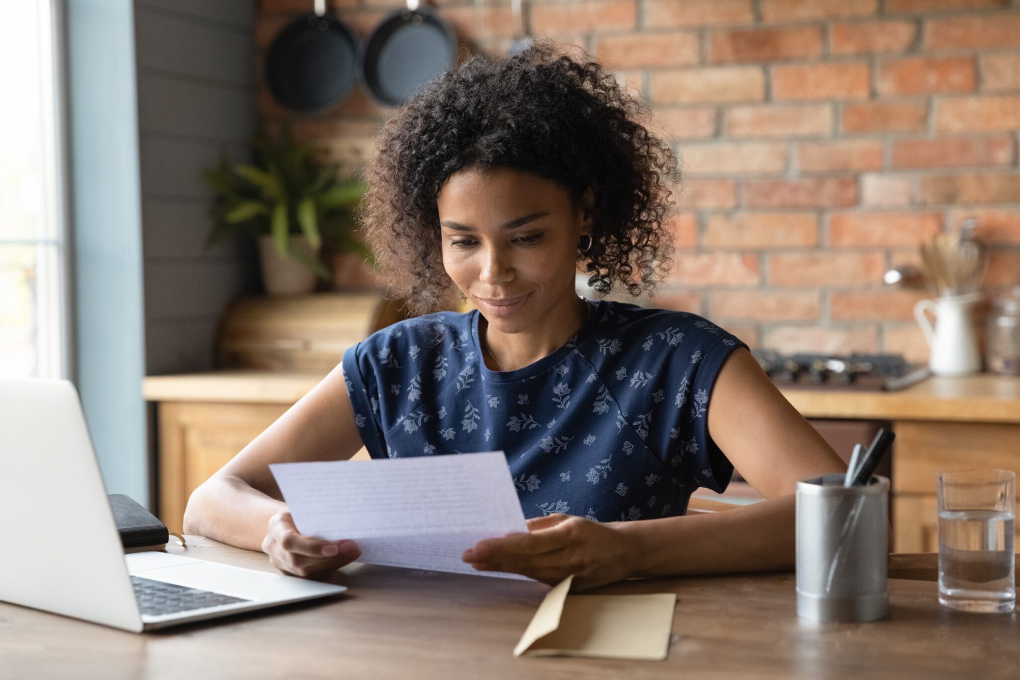 Femme qui regarde un document