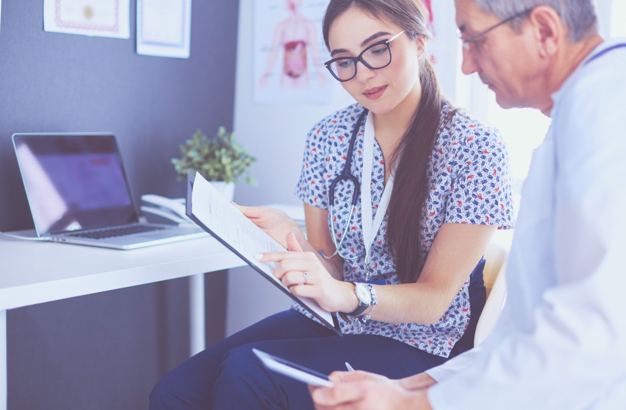 une médecin discute avec son patient 