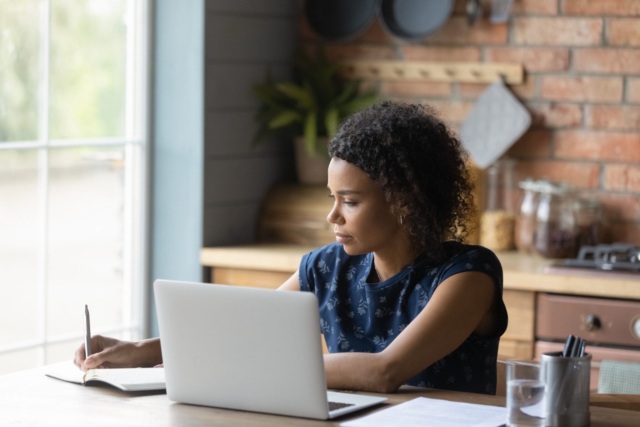 une femme recherche un contrat de prévoyance sur son ordinateur