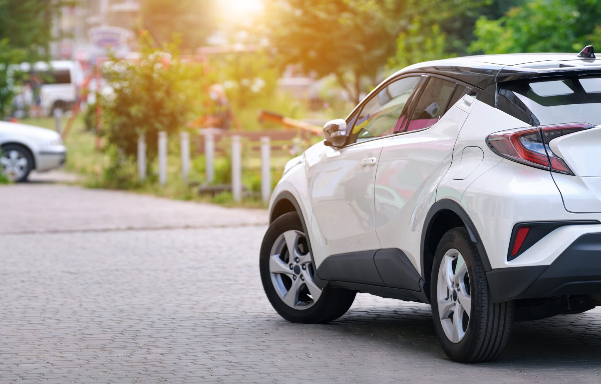 gros plan sur le côté gauche d'un SUV blanc
