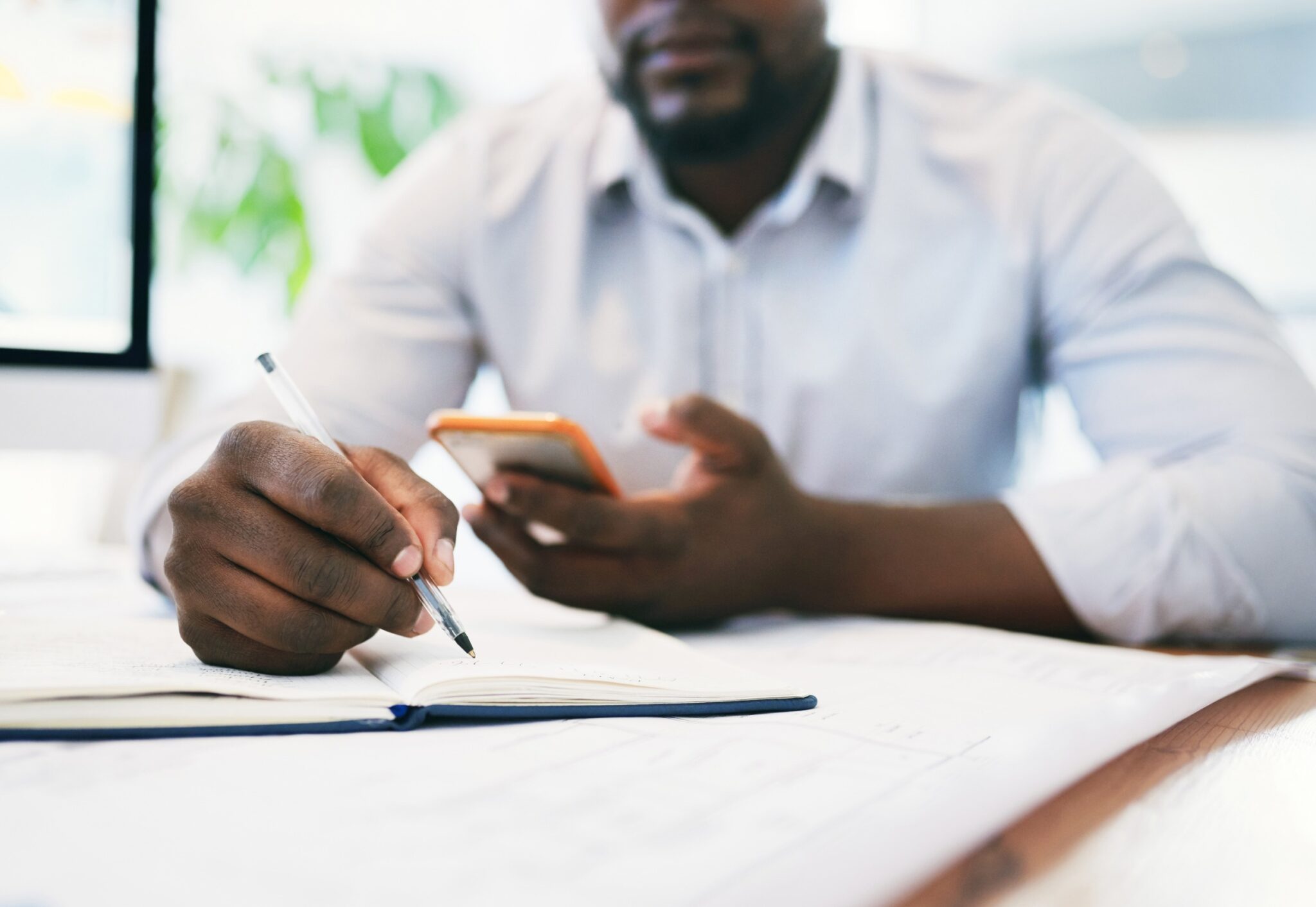 un homme calcule son niveau de prise en charge de mutuelle