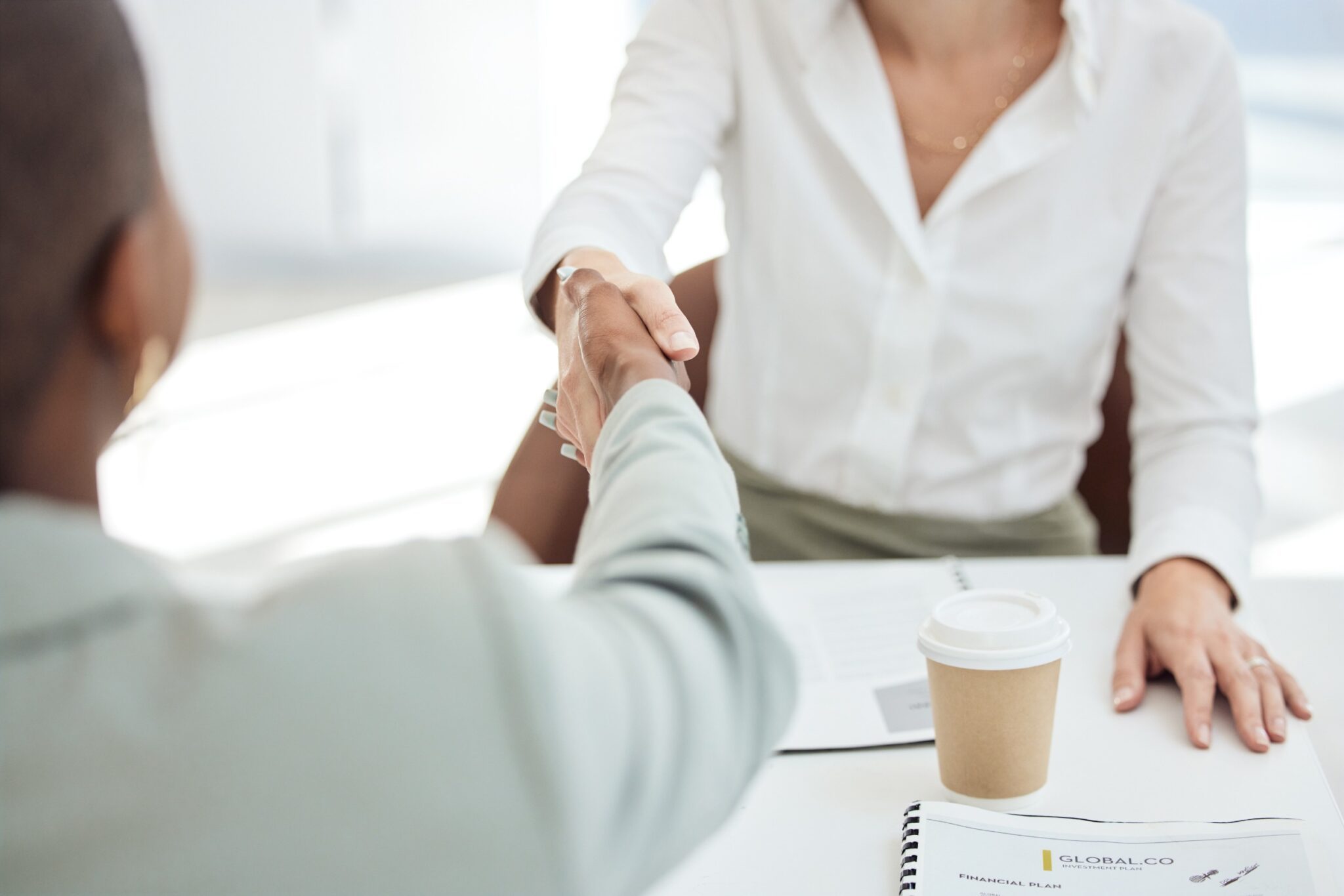 deux femmes se serrent la main