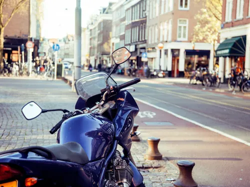 Assurance moto : est-il légal d’écouter de la musique en moto ?