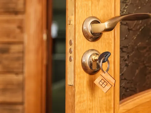 Jusqu&rsquo;à 1 500 € pour une porte claquée : attention aux arnaques du dépannage à domicile