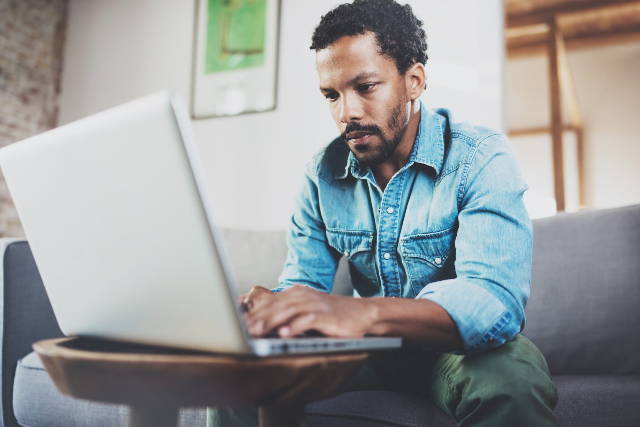 Homme devant son pc portable