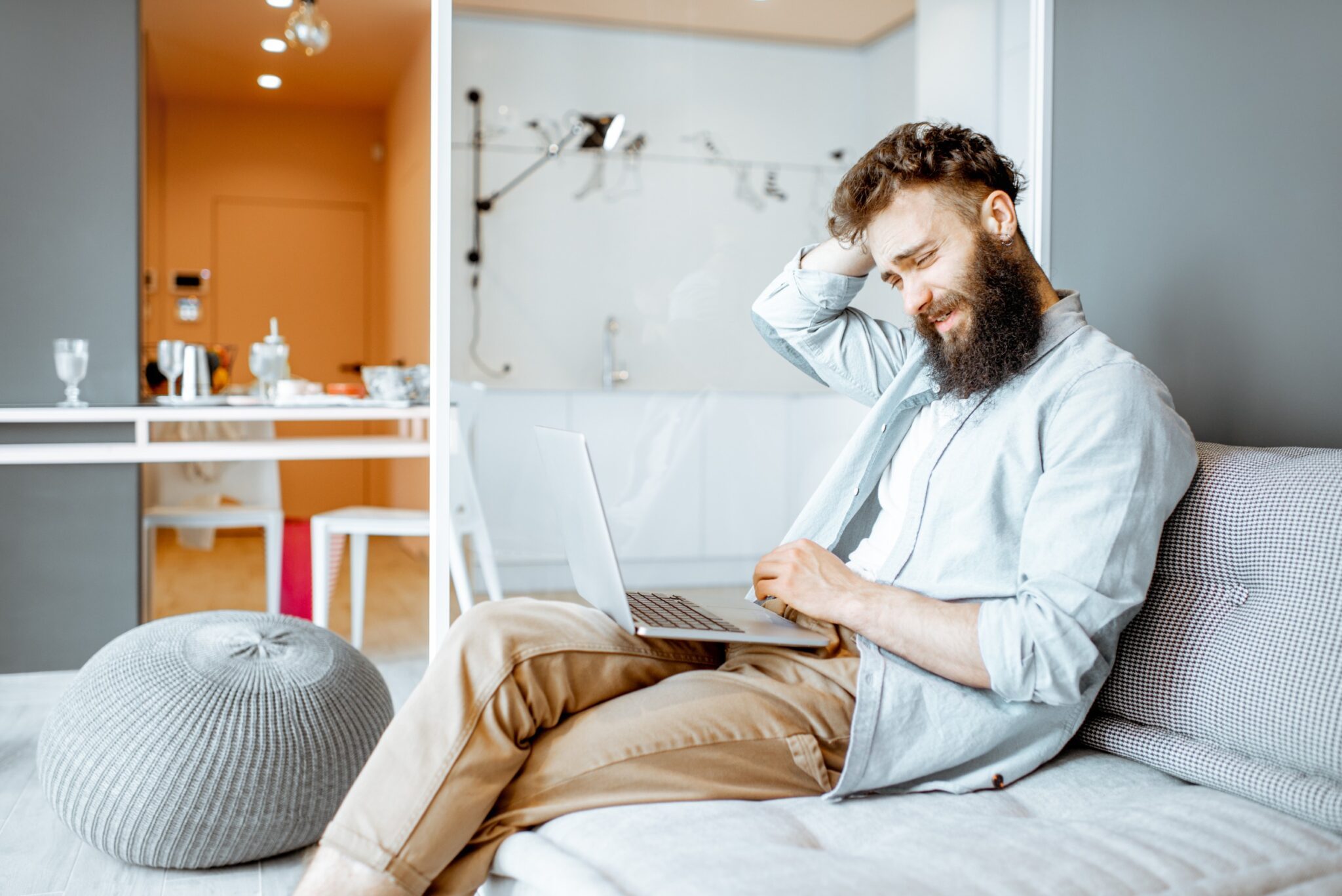 Homme stressé devant son ordinateur portable