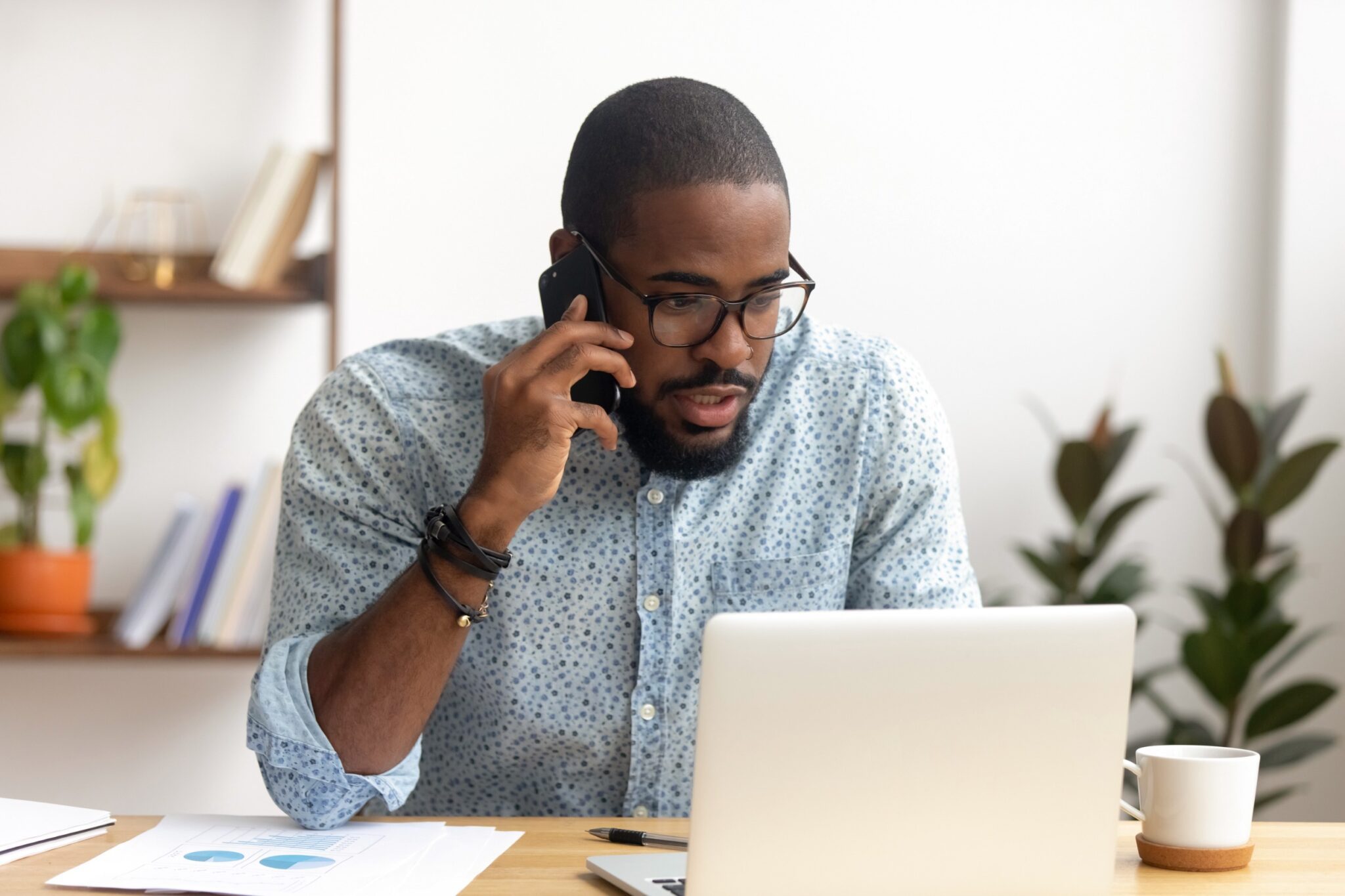 Un homme au téléphone