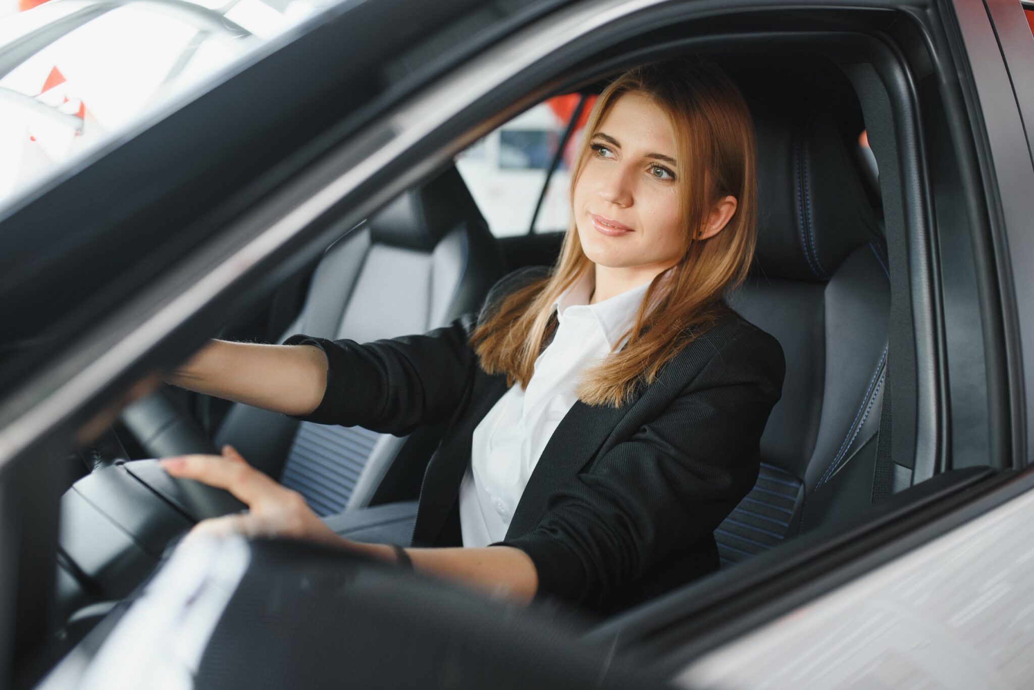 Une femme au volant d'une voiture