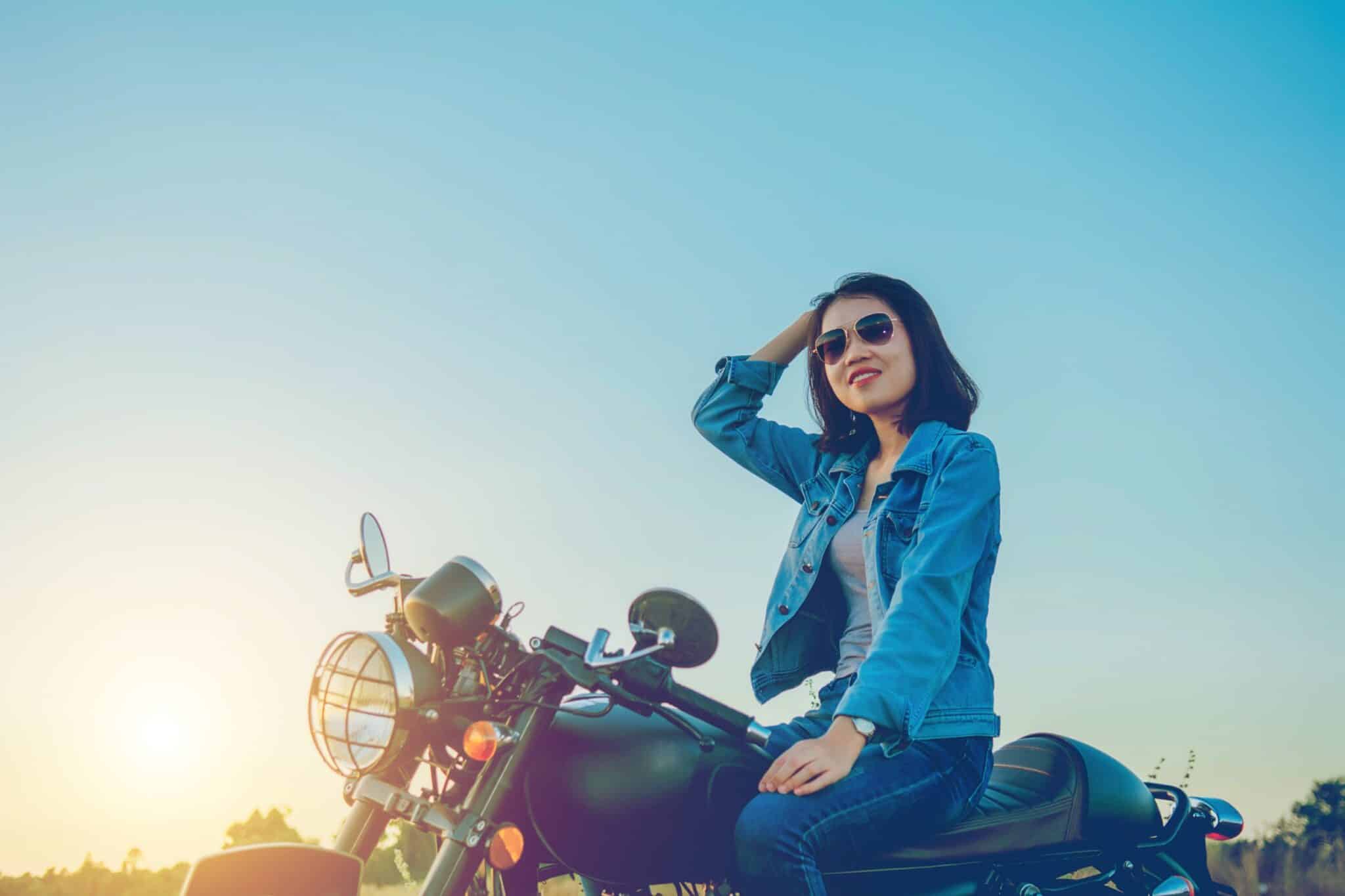 Une femme sur une moto