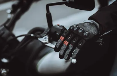 Assurance moto : les gants, c’est obligatoire !