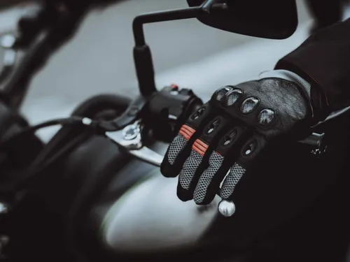 Assurance moto : les gants, c’est obligatoire !