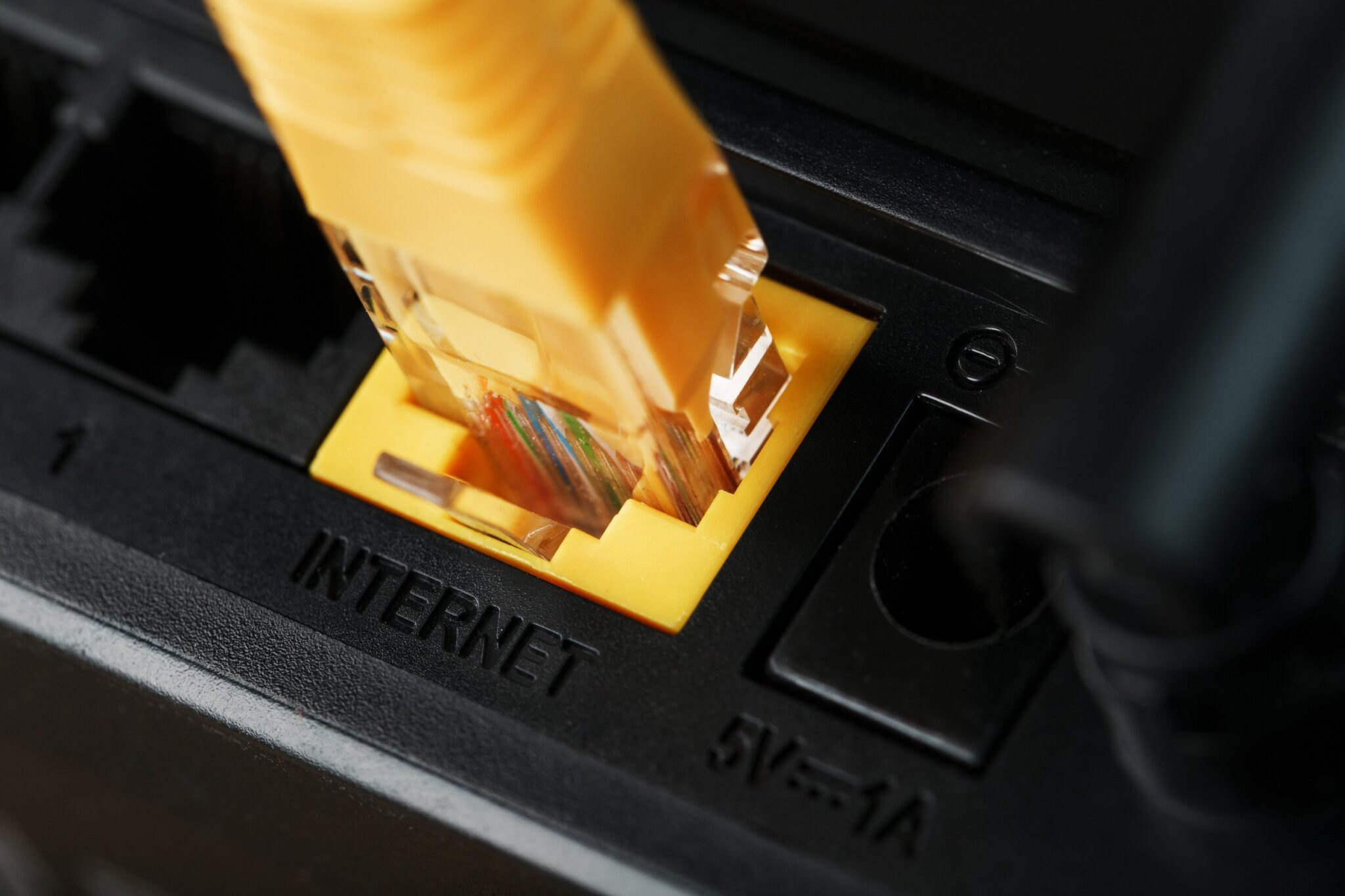 gros plan sur un câble internet jaune