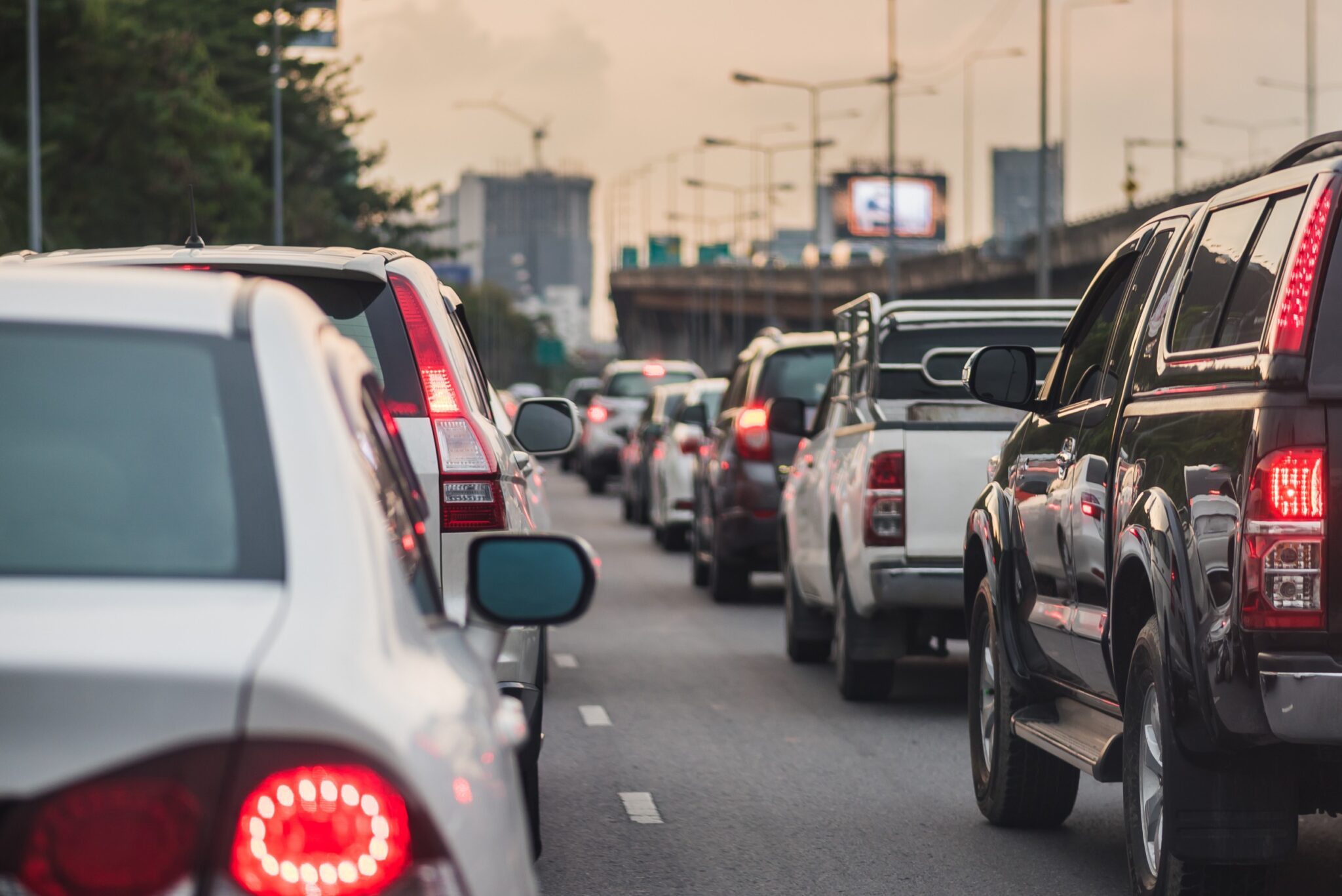 Un embouteillage de voitures