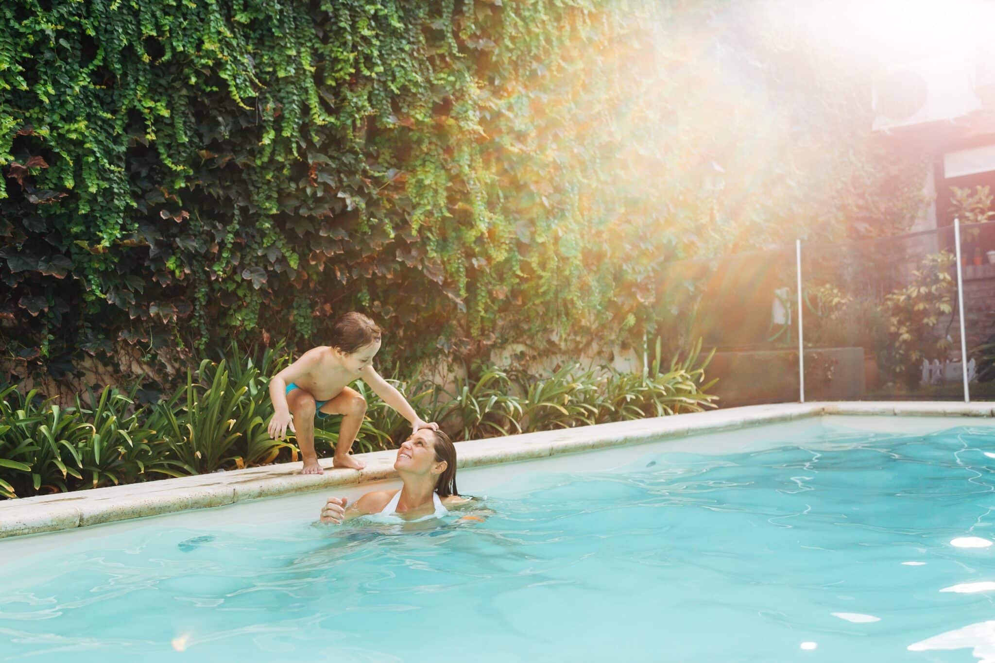 Femme avec un enfant dans une piscine