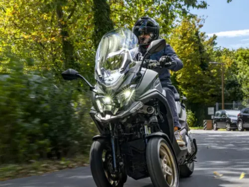Assurance moto : les avantages et inconvénients du scooter 3 roues
