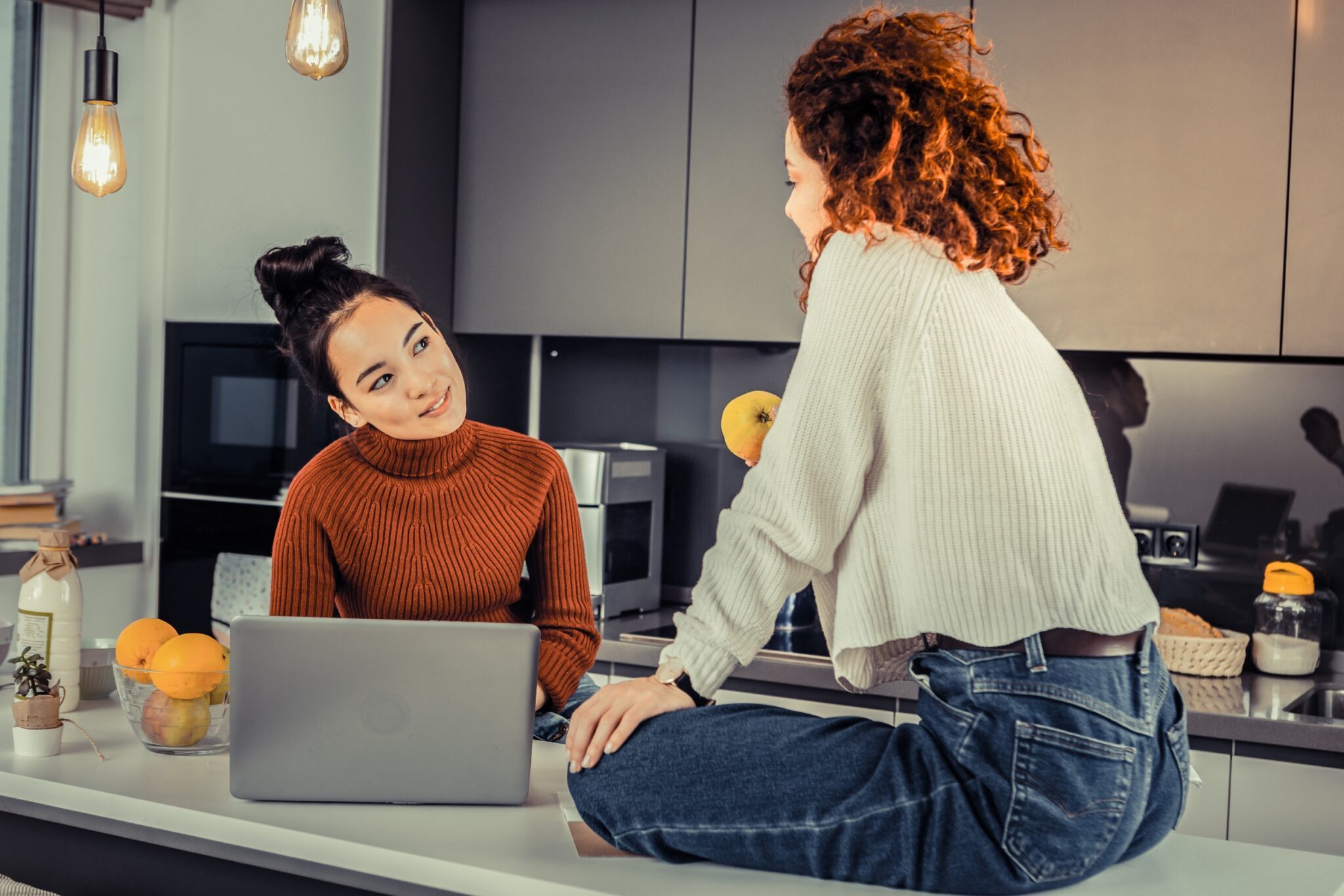 deux femmes cherchent une assurance habitation locataire