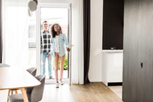 un couple découvre leur nouvel appartement