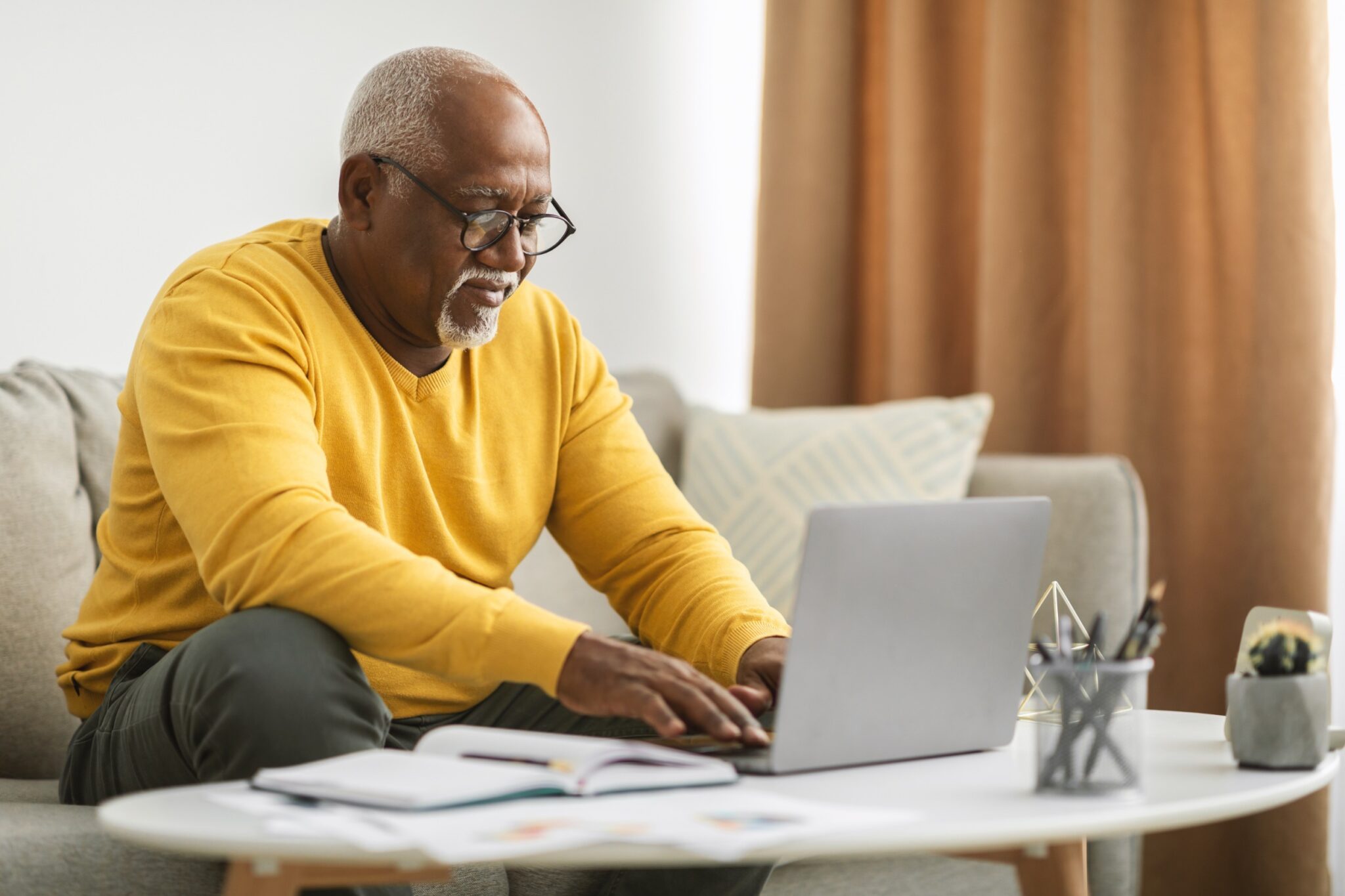 un homme retraité cherche une nouvelle mutuelle pour retraité